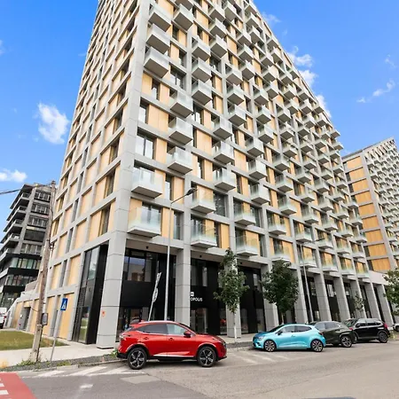 Metropolis Downtown With Balcony And Parking *